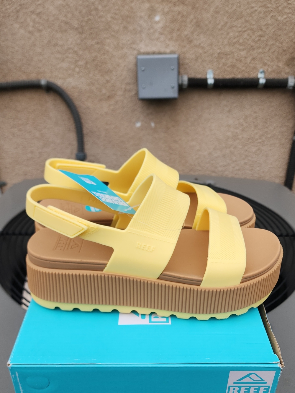 New Reef Water Vista Higher Yellow Platform Sandals, Sz. 9 - Picture 5 of 7